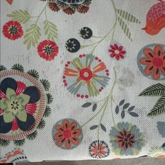 Floral Patterned tablecloth - Picture 3 of 3